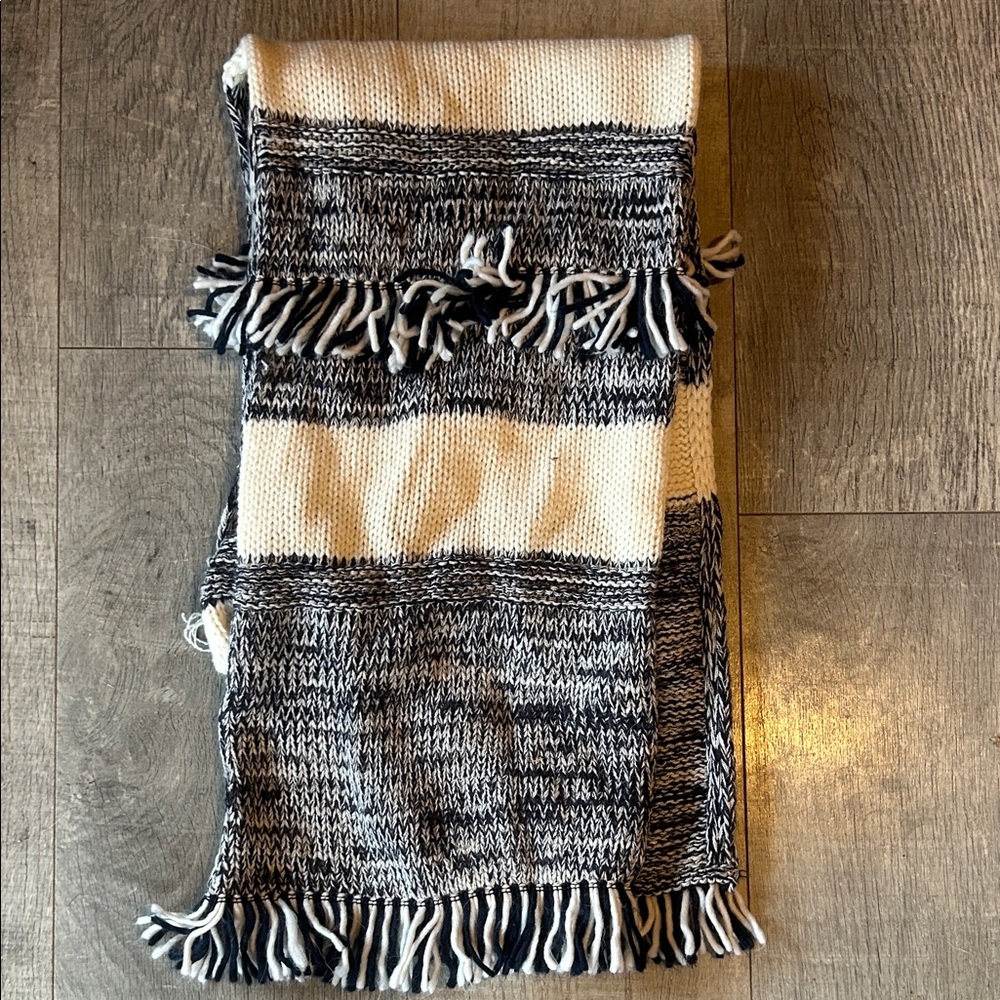 LOFT Navy and White Knit Scarf